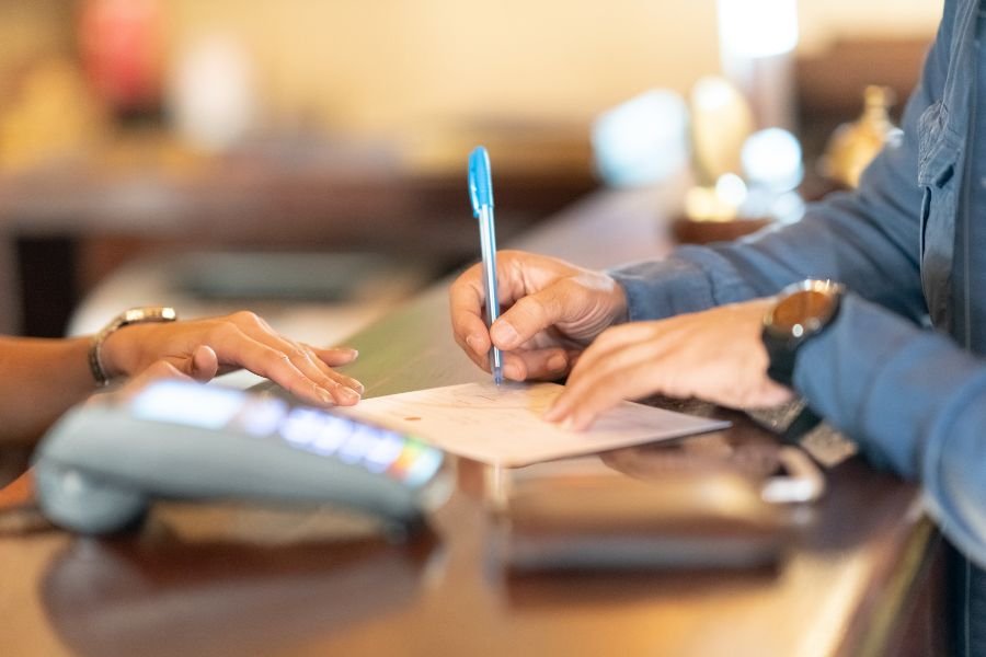 عقوبة الاحتيال المالي وخيانة الأمانة في القانون السعودي